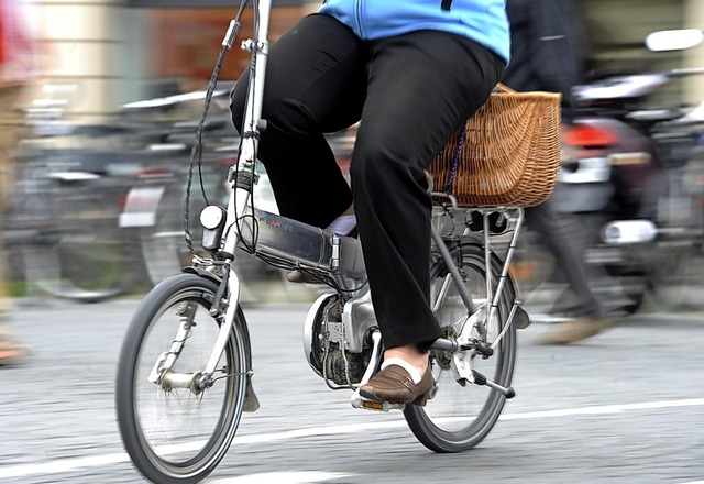 Ein Fahrsicherheitstraining soll Senioren mehr Freude am E-Bike-Fahren bieten.   | Foto: Tobias Hase (dpa)