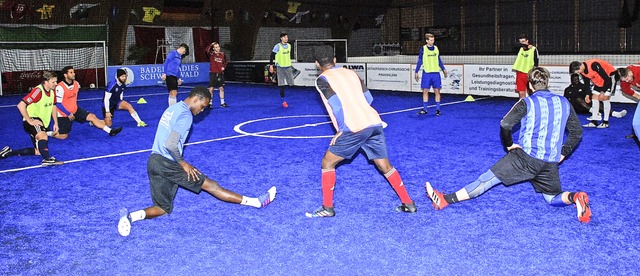 Dehnen der  steifen Muskulatur: Landes...iniert im Fuballcenter Hinterzarten.   | Foto: Ruoff