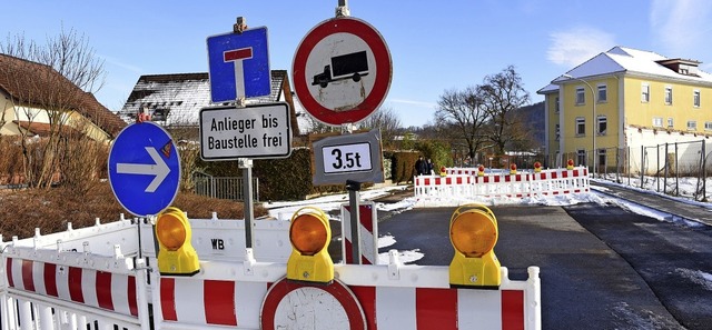 Die Mutter aller Verkehrsprobleme: Weg...Umleitungsstrecke am Bahnhof entlang.   | Foto: Robert Bergmann