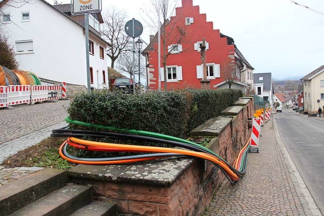 In der Bergstrae verlegt die Telekom ...zierte Strae eine neue Fahrbahndecke.  | Foto: Horst David