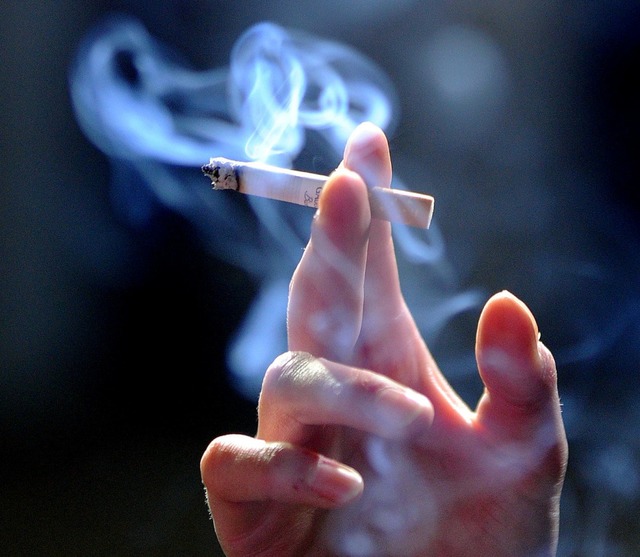 Der Raucher wei ums Risiko &#8211; und geht es ein.  | Foto: dpa