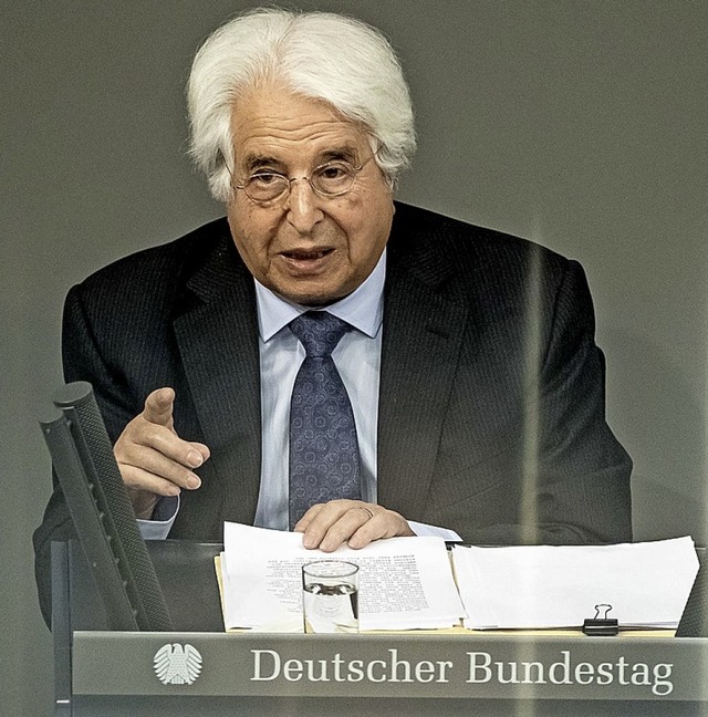 Saul Friedlnder vor dem Bundestag   | Foto: dpa