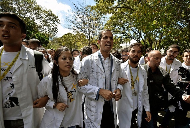 Der Interimsprsident Juan Guaido (Mit...um akademischen Nachwuchs des Landes.   | Foto: AFP
