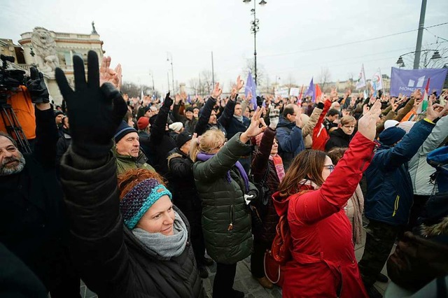 Demonstranten versammeln sich in Budap...ste gegen ein neues berstundengesetz.  | Foto: dpa