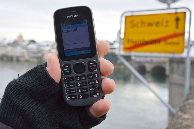 Am Rheinufer kann es passieren, dass man automatisch im Schweizer Netz landet.  | Foto: Horatio Gollin
