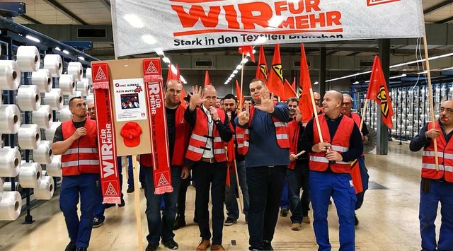 60 Mitarbeiter beteiligten sich in der...stian Schnellbach (Vierter von links).  | Foto: IG Metall
