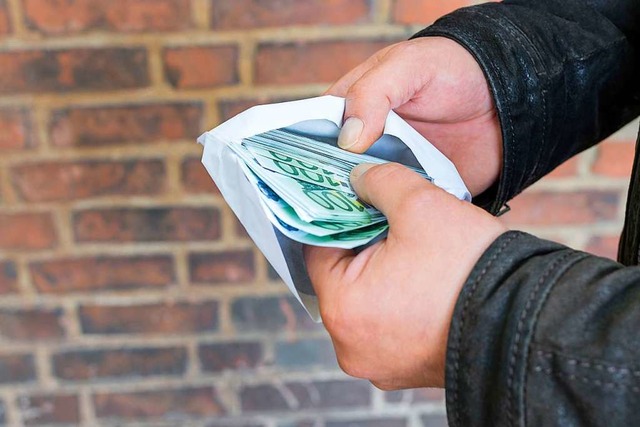 Wer in Griechenland seine Fahrprfung ...n Umschlag mit Geldscheinen bergeben.  | Foto: jensrother  (stock.adobe.com)