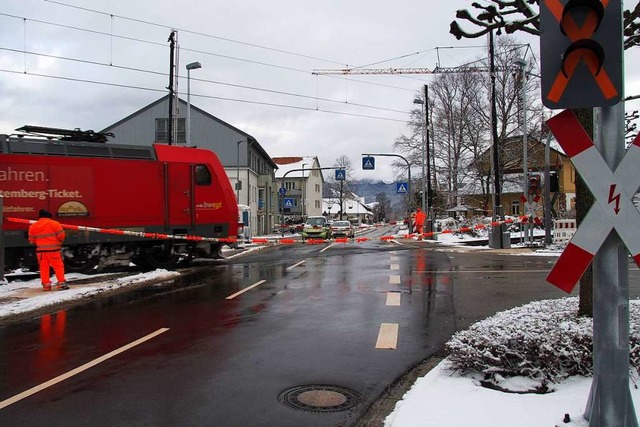 Achtung, der Zug kommt: Dieser Bahnbe...n wird unverndert von Hand gesichert.  | Foto: Markus Donner