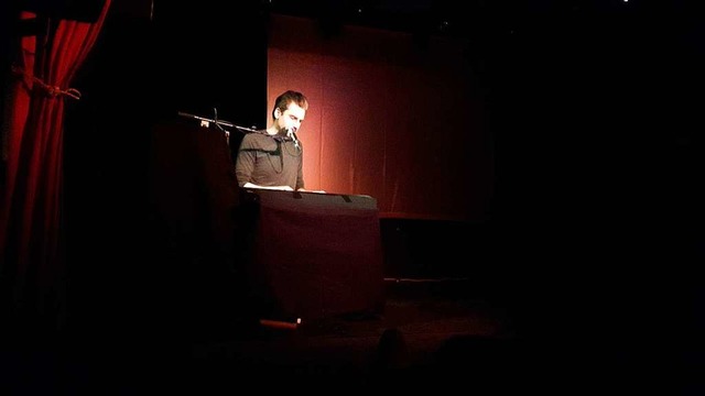 Maximilian Hecker bei seinem Auftritt im Slow Club am Donnerstag.  | Foto: Florian Fromm