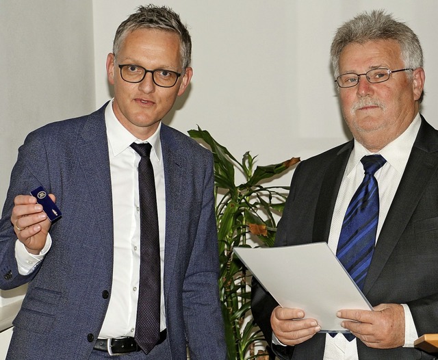 Berthold Schneider (rechts) bekam von ...die Ehrennadel des Landes berreicht.   | Foto: Martin Wendel