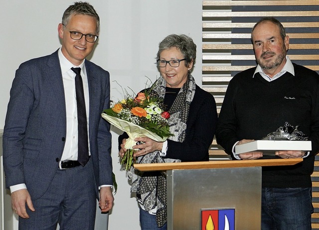 25 Jahre war Gottfried Ganter (r.)  Ge.... Fr Veronika Ganter gab es Blumen.    | Foto: Martin Wendel