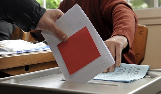 Die Kommunalwahl naht: Kandidaten zu finden, ist nicht immer einfach.    | Foto: Carsten Rehder (dpa)