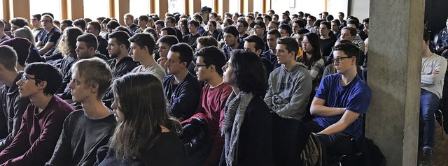 Gebannt lauschen Schlerinnen und Sch...urg den Erzhlungen von Eva Mendelsson  | Foto: Michael Hass/TG