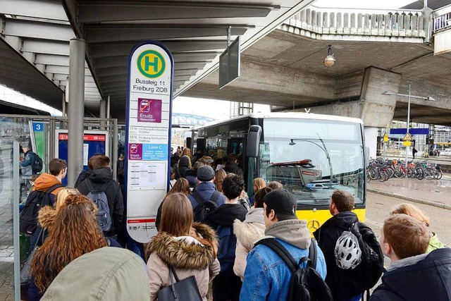 Jede Menge los war am ersten Tag des S...mittags am Omnibusbahnhof in Freiburg.  | Foto: Ingo Schneider