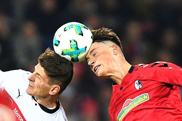Der Stuttgarter Kicker Mario Gomez (we...) will weitere Gomez-Tore  verhindern.  | Foto: dpa