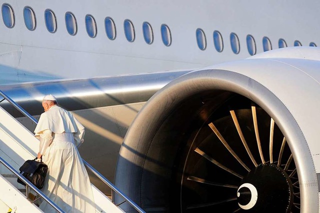 Der Aktenkoffer ist immer dabei: Papst Franziskus besteigt sein Flugzeug.  | Foto: dpa