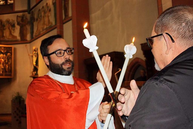Hier spendet Pfarrer Nelson Ribeiro in Glottertal den Blasiussegen.  | Foto: Gabriele Fssler