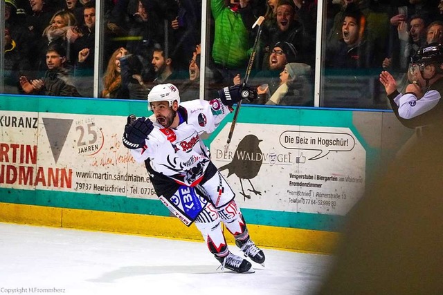 So jubelte EHC-Crack Enver Presheva na...-Siegtreffer gegen die Argovia Stars.   | Foto: Heinz Frommherz