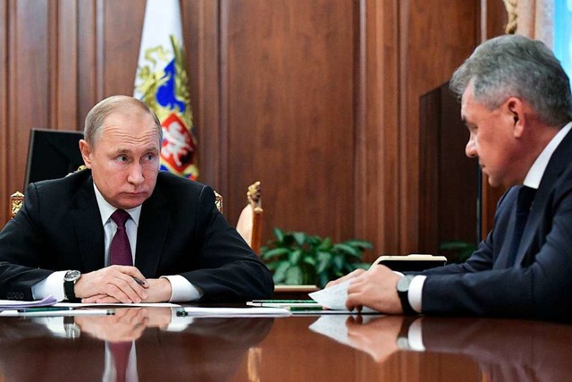 Prsident Wladimir Putin mit Verteidigungsminister Sergei Shoigu.  | Foto: dpa