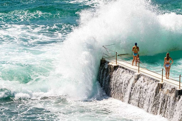 Ganz schne Brandung: Pool am Meer  | Foto: jovannig  (stock.adobe.com)