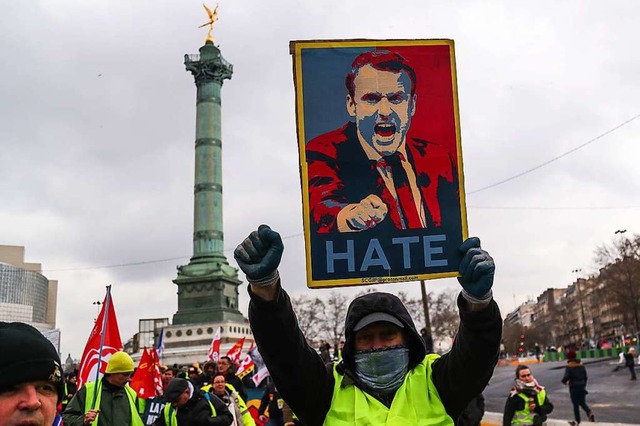 Emannuel Macron auf einem Plakat eines...tag in Paris. Darunter das Wort: Hass.  | Foto: AFP