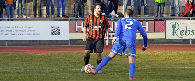 Giuseppe Catanzaro (rot-schwarz gestre...ensivkraft der Rheinfeldener erhhen.   | Foto:  Rogowski