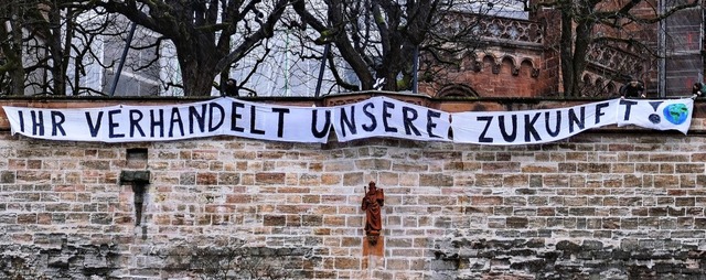 Am Freitag entrollten junge Aktivisten... an der Pfalz vor dem Basler Mnster.   | Foto:  Klimabewegung Basel