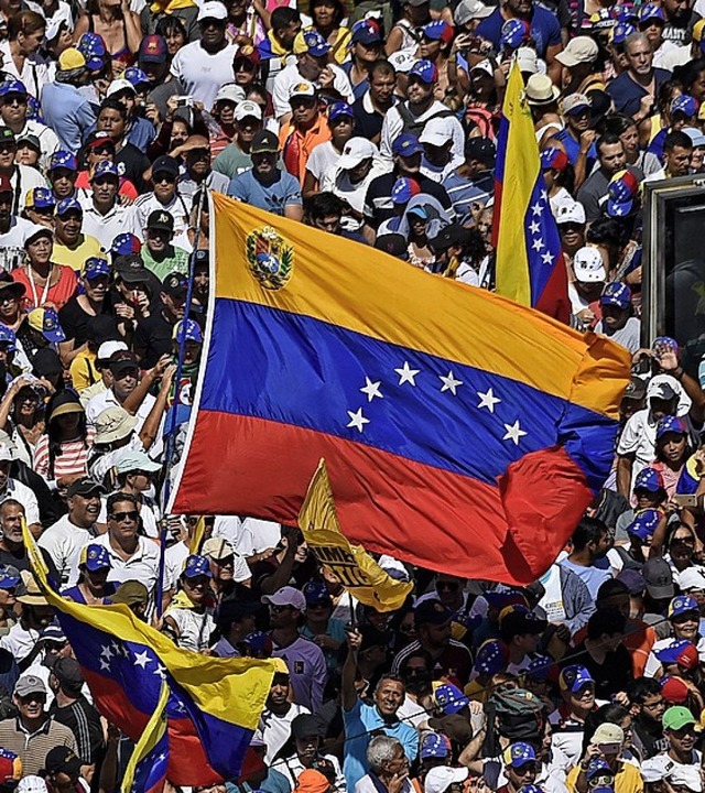 Oppositionsaktivisten strmen auf die ...bruar 2019 in Caracas zu untersttzen.  | Foto: AFP