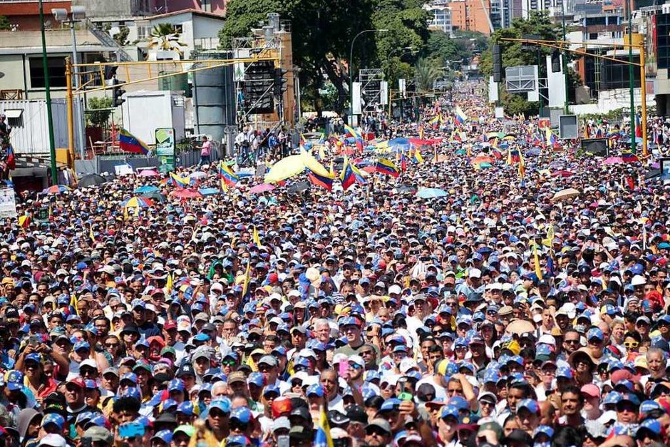 Mehr als hunderttausend Venezolaner haben Schätzungen zufolge in Caracas für den selbsternannten Interimspräsidenten Juan Guaidó demonstriert. (Foto: dpa) Mehr als hunderttausend Venezolaner haben Schätzungen zufolge in Caracas für den selbsternannten Interimspräsidenten Juan Guaidó demonstriert. (Foto: dpa)