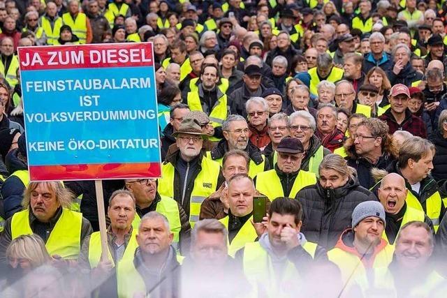 Hunderte demonstrieren in Stuttgart gegen Diesel-Fahrverbot