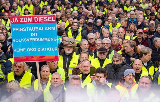 Einem Aufruf des Veranstalters folgend...lfte der Protestierenden gelbe Westen.  | Foto: dpa