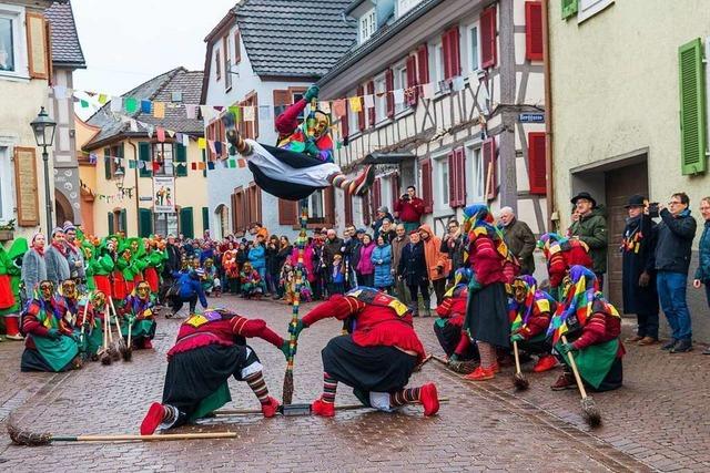 Schmuddelwetter kann die Sprunghexen in Ettenheim nicht stoppen