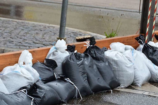 An einigen Stellen der Stadt kommen bei Starkregen Sandscke zum Einsatz.  | Foto: Fotos: Sylvia Sredniawa