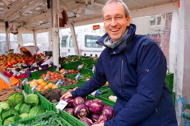 Wolfgang Reuter holt sich seine Zutaten vom Gemsestand mit Bio-Angebot.  | Foto: Katja Russhardt