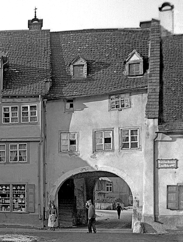 Das Maienlnder Tor i der Lffinger St...h mit deutlich niedrigerem Durchgang.   | Foto: Anton Rebholz