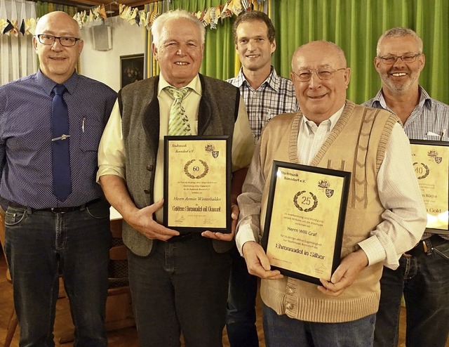 Vorsitzender Roland Krones (v.l.) ehrt...ugehrigkeit zur Stadtmusik Bonndorf.   | Foto: Heidi Rombach