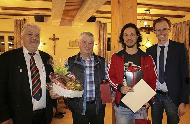 Ortsvorsteher Horst Kritzer (links) un...ndern David Preis und Norbert Wetzel.   | Foto: Rademacher