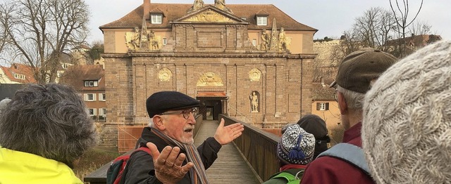 Dietmar Talkenberg (Mitte) erlutert a... die Geschichte der Festung Breisach.   | Foto: Edwin Dreher