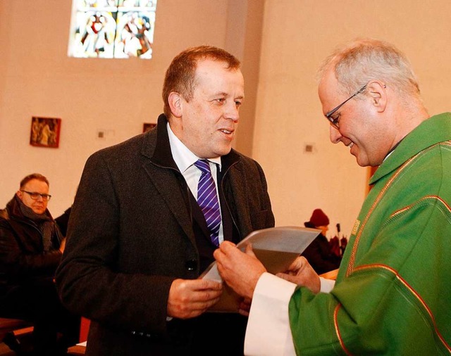 Dekan Johannes Mette (rechts) berreic...hmann ein Geschenk zur Verabschiedung.  | Foto: Heidi Fel