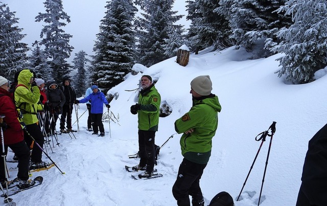 Wolfgang Schlund, Leiter des Nationalp...on rechts)  mit  Schneeschuhwanderern   | Foto: lte