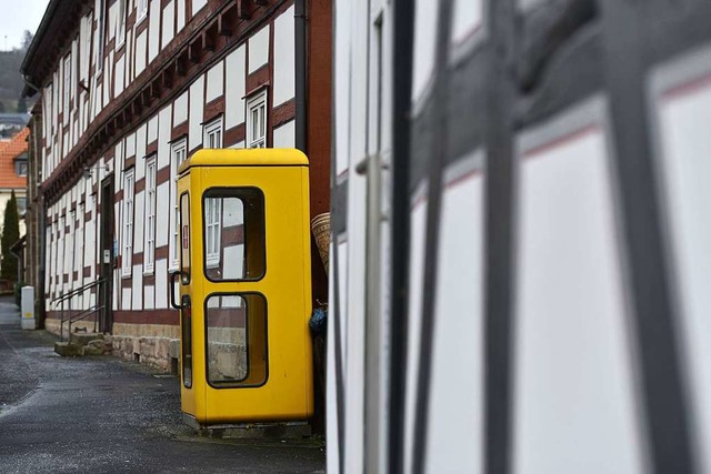 Retrolook: Eine Telefonzelle im hessischen Spangenberg.  | Foto: dpa