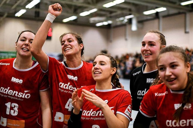 Groe Freude ber den Sieg im Spitzens...Schilling, Zoe Ludwig und Marie Lipps.  | Foto: Patrick Seeger