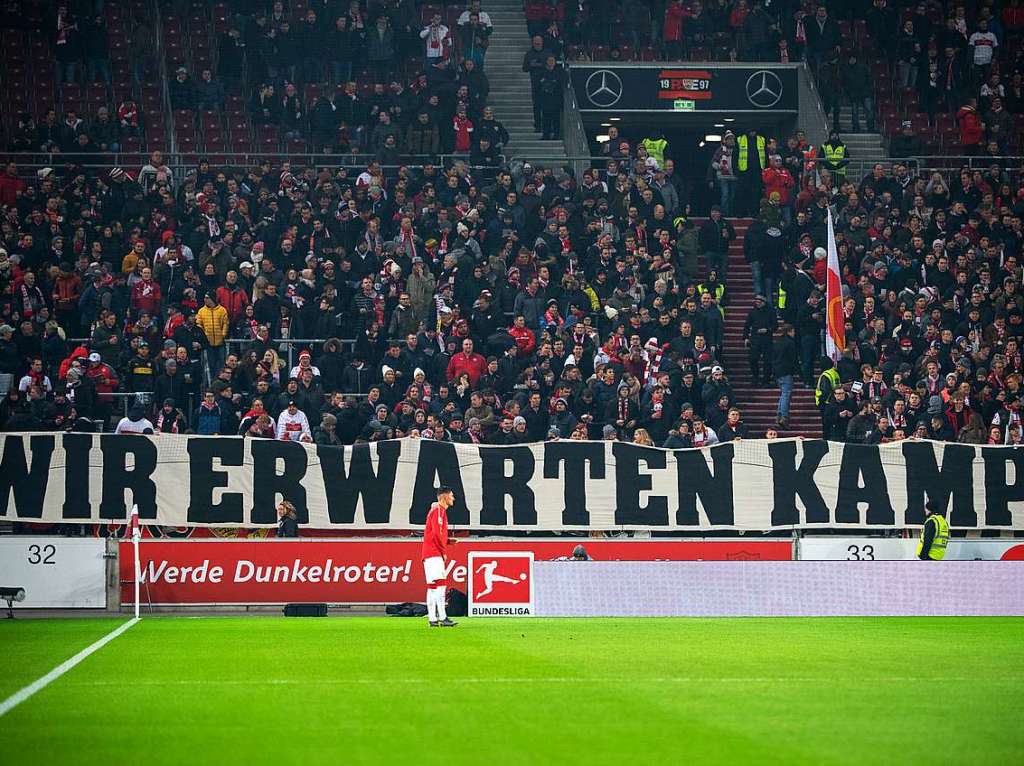 Die Stuttgarter Fans haben es momentan nicht leicht. Die letzten vier Spiele vor dem Duell mit Freiburg hatte der VfB allesamt verloren.