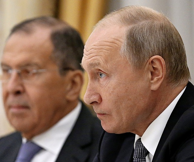 Wladimir Putin (rechts) und Auenminister Sergej Lawrow   | Foto: DPA