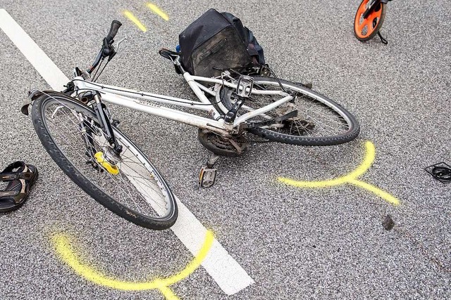 Der Fahrradfahrer wurde zur weiteren B...ins Krankenhaus gebracht (Symbolbild).  | Foto: dpa