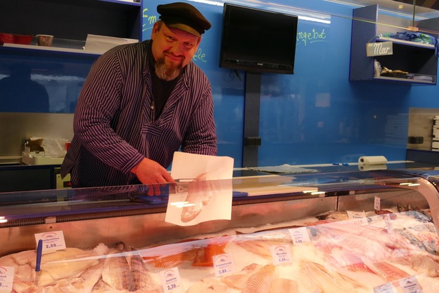 Marco Peters ist mit seinem Fischstand neu auf dem Markt.  | Foto: Dora Schls