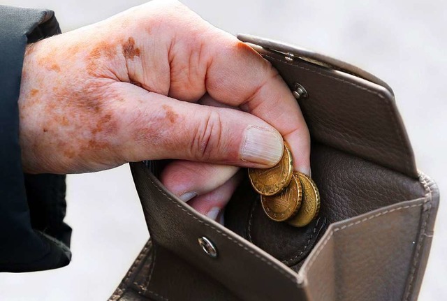 Nicht nur ein paar Cents sollen Rentnern in der Tasche bleiben.   | Foto: DPA