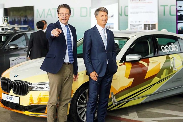 Verkehrsminister Scheuer (links) und B...Sommer fr die deutsche Autoindustrie.  | Foto: dpa