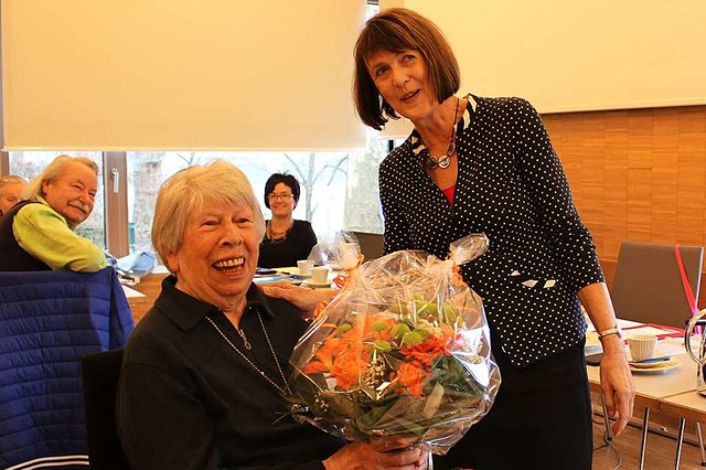 Vorsitzende Ingrid Br (rechts) ernannte Hildegard Wetzel  zum Ehrenmitglied.  | Foto: Christiane Pfeifer