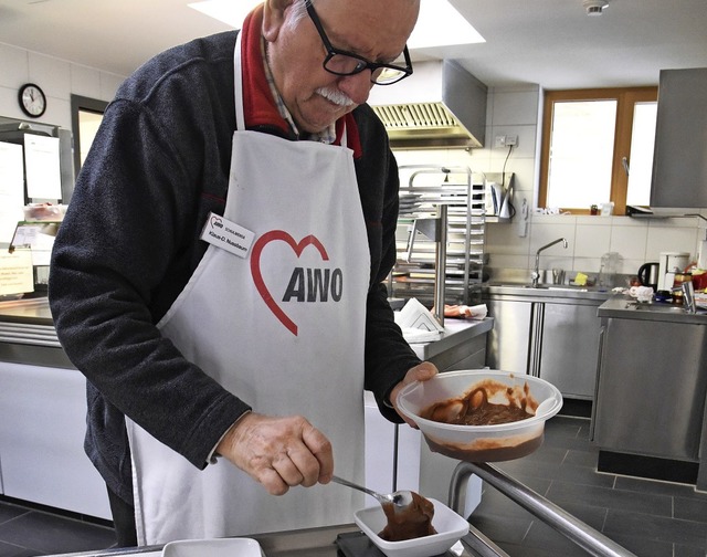 Klaus Nussbaumer hilft ehrenamtlich in der AWO-Mensa.   | Foto: mzd